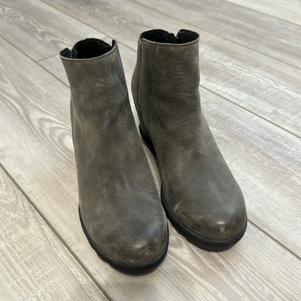Grey Sorel Wedge with Zipper